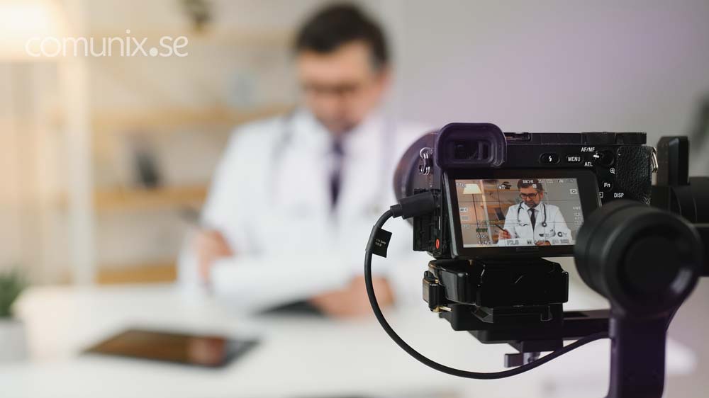 Médico atrás de uma mesa gravando conteúdo Digital. Como Impulsionar sua Clínica de Medicina Estética no Mundo Digital